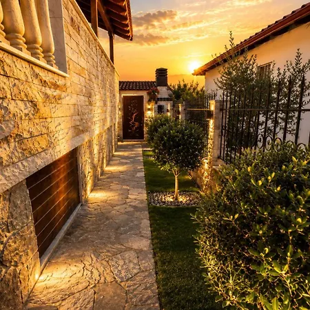 Villa Heraklia Sea View Pool & Jacuzzi *